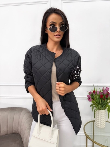 Czarna Pikowana Kurteczka z Ozdobną Broszką 13623-309-B