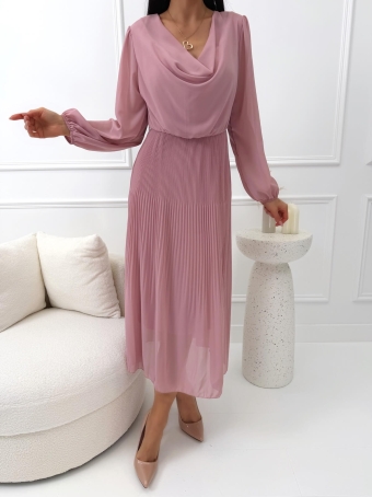 Pudrowa Plisowana Sukienka z Lejącym Dekoltem  14697-188-A