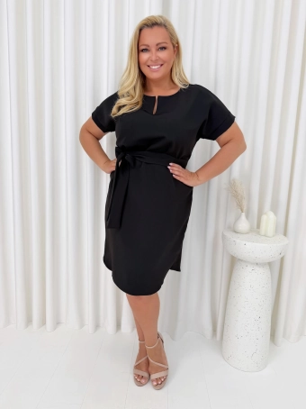 Czarna Sukienka Plus Size z Paskiem 14875-344-B