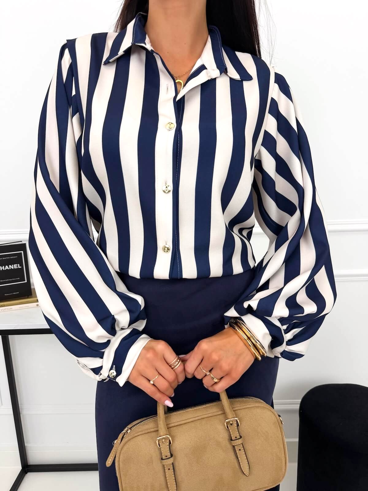 bezowo-granatowa-koszula-z-bufiastymi-rekawami-15419-525-a-1-modnakiecka-9a87cb.jpg