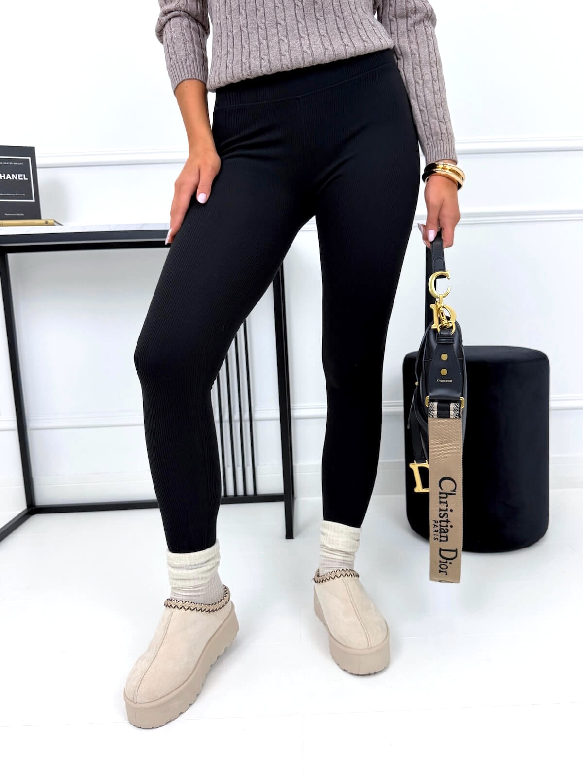 czarne-prazkowane-legginsy-15470-262-b-5-modnakiecka-8e52e9.jpg