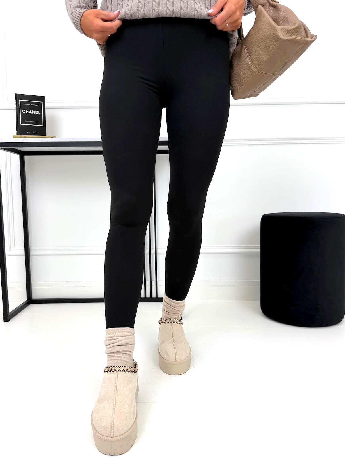 czarne-gladkie-legginsy-15469-99-a-1-modnakiecka-705fbd.jpg