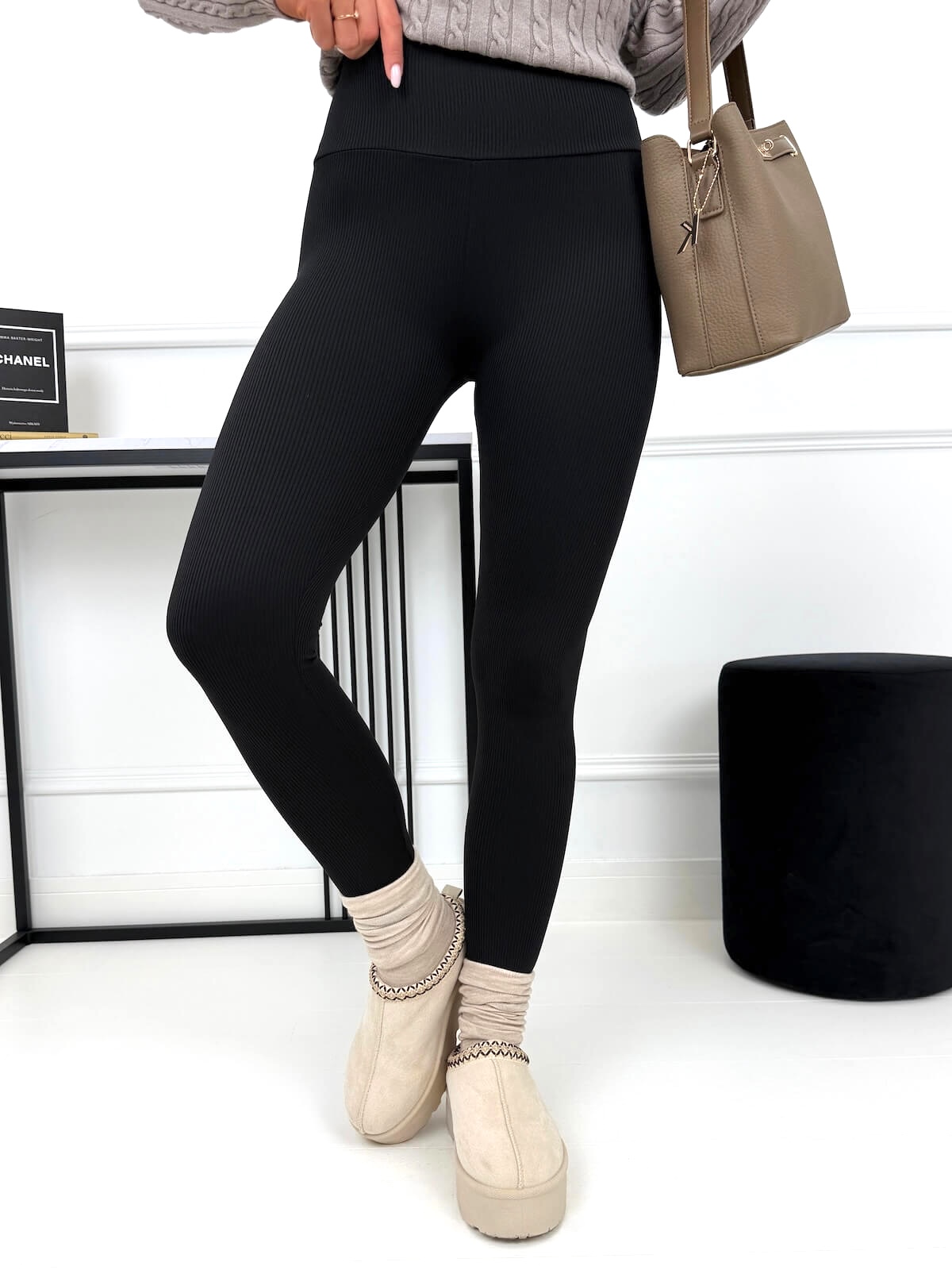czarne-prazkowane-legginsy-15467-531-a-1-modnakiecka-784025.jpg