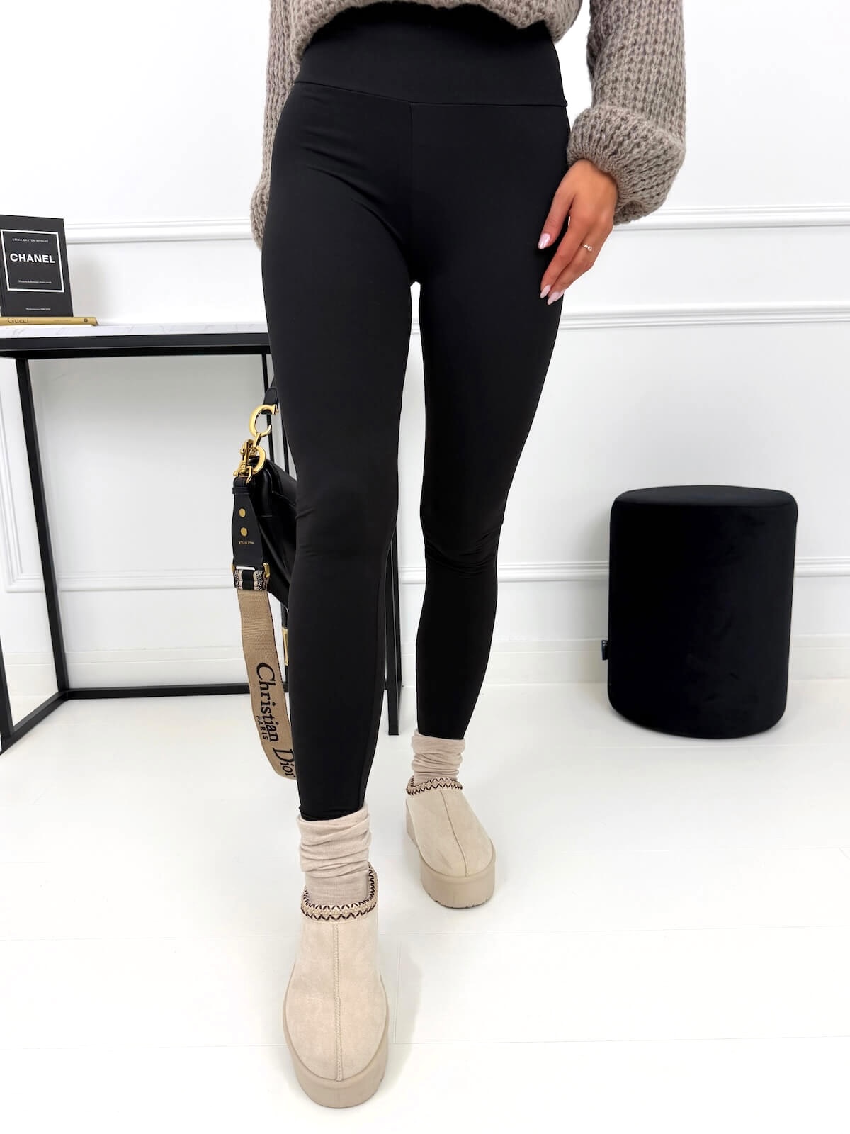 czarne-gladkie-legginsy-15494-202-c-1-modnakiecka-e4316c.jpg
