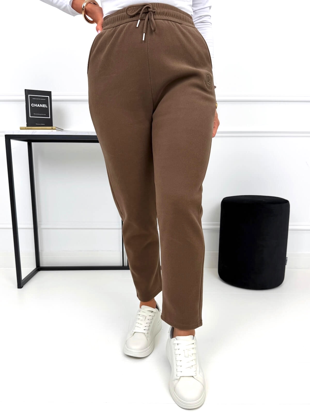 brazowe-dresowe-spodnie-damskie-plus-size-15498-33-a-6-modnakiecka-dd2e4e.jpg