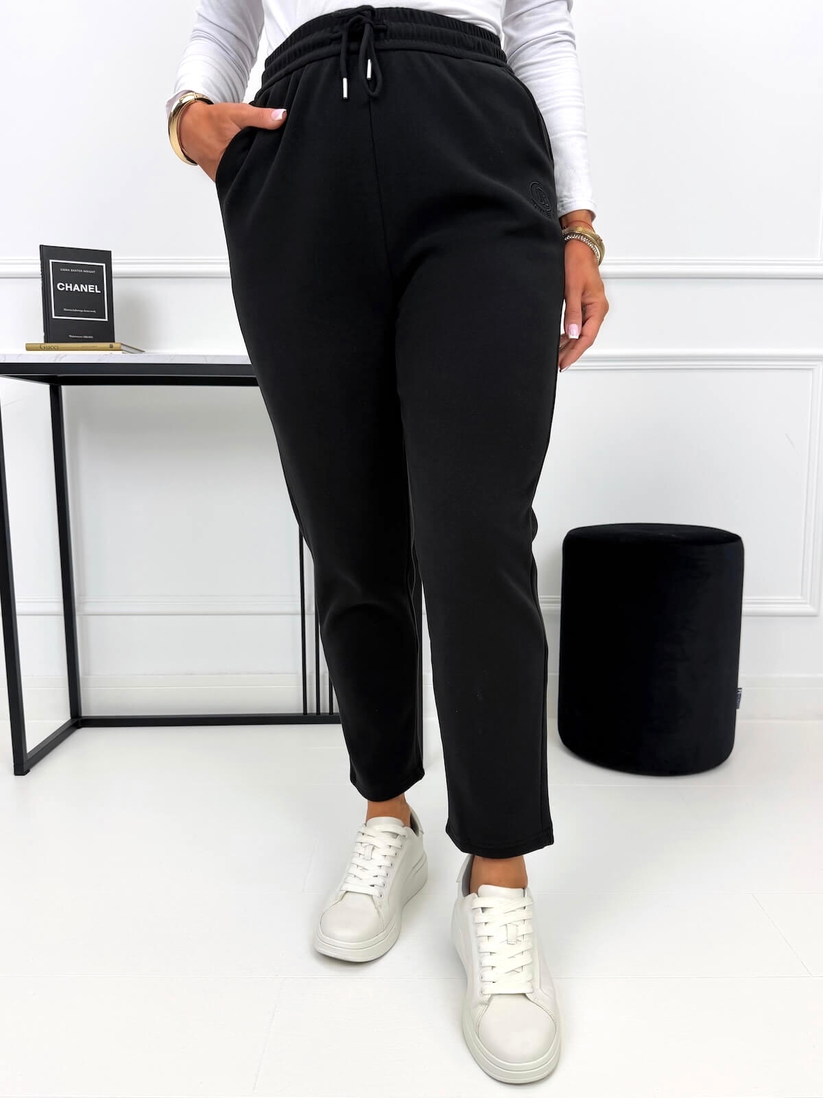 czarne-dresowe-spodnie-damskie-plus-size-15498-33-b-6-modnakiecka-aef0b2.jpg