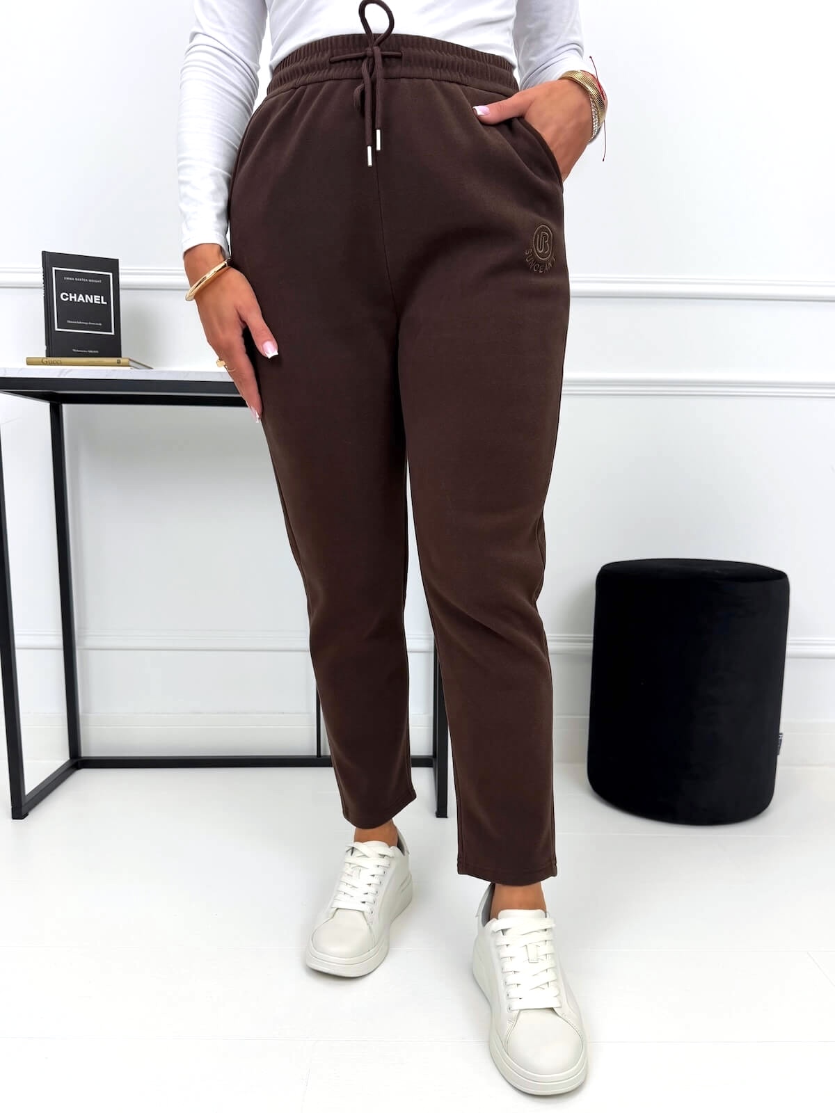 czekoladowe-dresowe-spodnie-damskie-plus-size-15498-33-c-6-modnakiecka-cee3bb.jpg